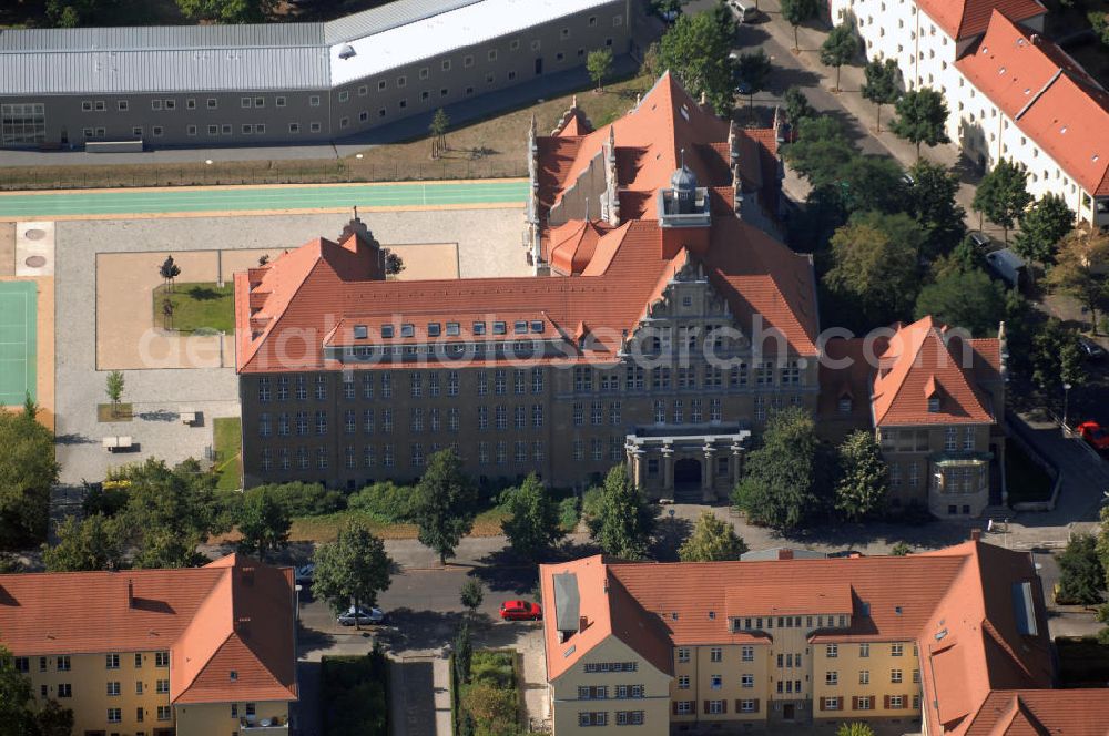 Berlin from the bird's eye view: Blick auf die Isaac-Newton-Oberschule in Berlin -Köpenick. Das Gebäude entstand 1911 im Spätrenaissancestil als Gymnasium. Sie wurde mehrmals umbeannt und wurde nach 1945 schließlich POS. Seit 2001 heißt sie Isaac-Newton und fungiert Real- bzw. Oberschule. Adresse: Zeppelinstr. 76-80 , 12459 Berlin, Tel. +49 (0)30 5350708, Fax +49 (0)30 5353694, EMail isaac-newton.cids@t-online.de