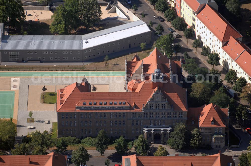 Aerial image Berlin - Blick auf die Isaac-Newton-Oberschule in Berlin -Köpenick. Das Gebäude entstand 1911 im Spätrenaissancestil als Gymnasium. Sie wurde mehrmals umbeannt und wurde nach 1945 schließlich POS. Seit 2001 heißt sie Isaac-Newton und fungiert Real- bzw. Oberschule. Adresse: Zeppelinstr. 76-80 , 12459 Berlin, Tel. +49 (0)30 5350708, Fax +49 (0)30 5353694, EMail isaac-newton.cids@t-online.de