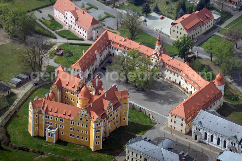 Aerial photograph Annaburg - Blick auf das Jagdschloss in Annaburg. Kurfürst August I. von Sachsen ließ das alte Schloss Friedrich des Weisen abreißen und ließ das Jagdschloss 1572-1575 neu errichten. Kontakt: Stadtverwaltung Annaburg, Torgauer Straße 52, 06925 Annaburg, Tel. +49 (0)3 53 85 702 36, Fax +49 (0)3 53 85 702 21, EMail Jens-UweFust@annaburg.de