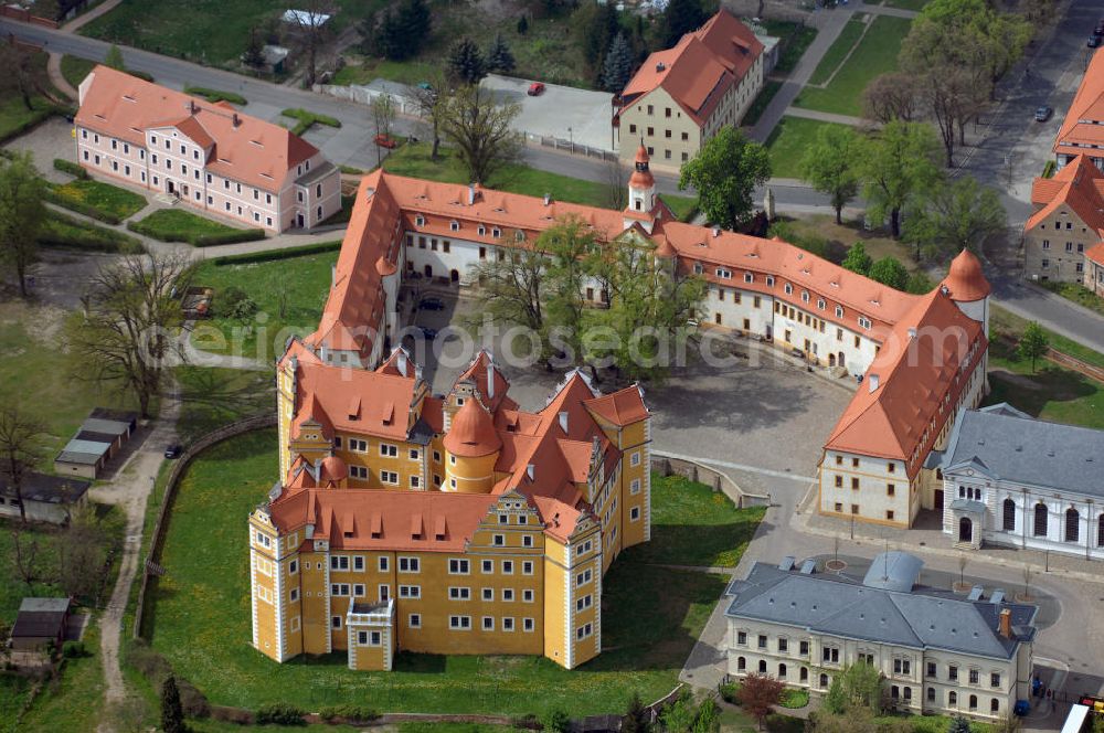 Annaburg from above - Blick auf das Jagdschloss in Annaburg. Kurfürst August I. von Sachsen ließ das alte Schloss Friedrich des Weisen abreißen und ließ das Jagdschloss 1572-1575 neu errichten. Kontakt: Stadtverwaltung Annaburg, Torgauer Straße 52, 06925 Annaburg, Tel. +49 (0)3 53 85 702 36, Fax +49 (0)3 53 85 702 21, EMail Jens-UweFust@annaburg.de