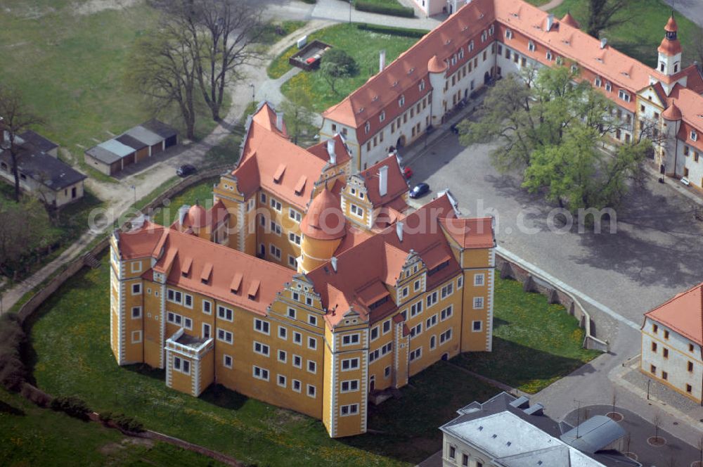 Annaburg from the bird's eye view: Blick auf das Jagdschloss in Annaburg. Kurfürst August I. von Sachsen ließ das alte Schloss Friedrich des Weisen abreißen und ließ das Jagdschloss 1572-1575 neu errichten. Kontakt: Stadtverwaltung Annaburg, Torgauer Straße 52, 06925 Annaburg, Tel. +49 (0)3 53 85 702 36, Fax +49 (0)3 53 85 702 21, EMail Jens-UweFust@annaburg.de