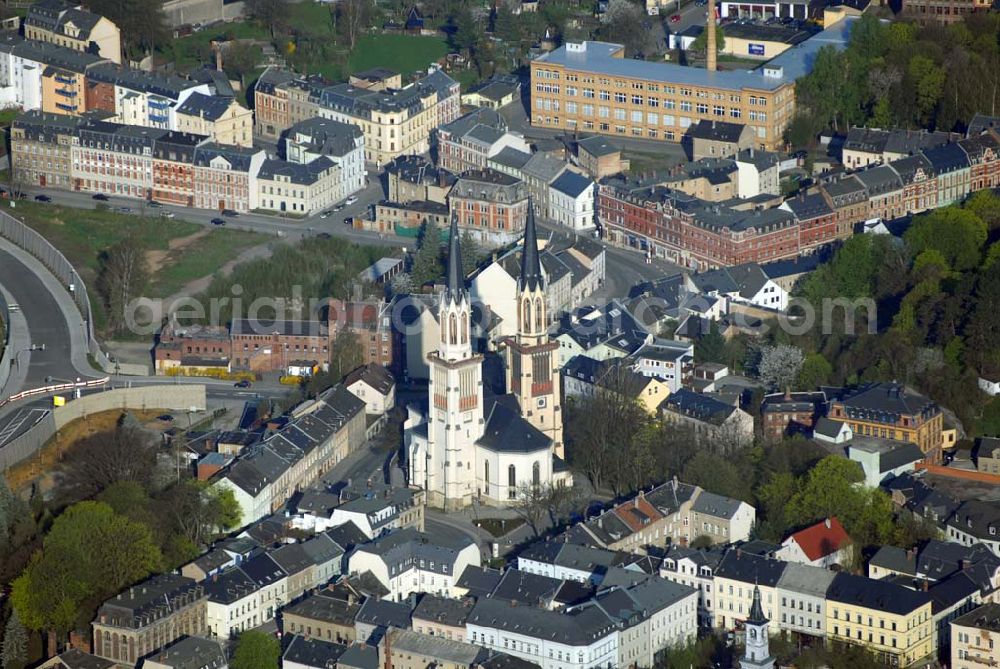 Aerial photograph Oelsnitz (Vogtland) - Blick auf die Jakobikirche in Oelsnitz. Der spätgotische Bau wurde Ende des 15. Jhd. anstelle derabgebrannten romanischen Basilika errichtet. Vor kurzem wurde sie renoviert. Kontakt St. Jakobi: Ev.-Luth. Pfarramt Oelsnitz, Pfarrer Ulrich Rydzewski, 08606 Oelsnitz, Kirchplatz 2, Tel: 037421/ 22817, FAX: 22818, info@kirche-oelsnitz.de,