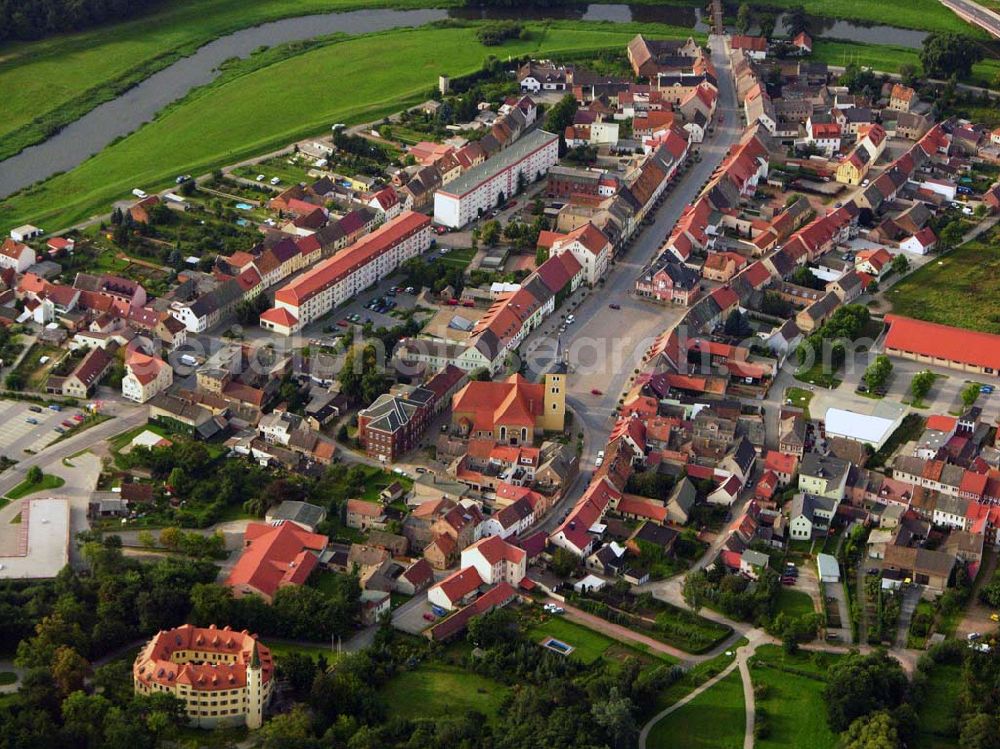 Aerial photograph Jessen - 27.08.2005 Jessen; Jessen (Elster), die idyllisch gelegene Kleinstadt an der Schwarzen Elster, liegt im östlichen Teil des Bundeslandes Sachsen-Anhalt. Mit 313 km² ist Jessen (Elster) die flächenmäßig größte Stadt in Sachsen-Anhalt. Die Stadt besteht am 01.07.2004 aus 30 Stadtteilen. In diesem Jahr (2006) kann die Stadt Jessen (Elster) auf 648 Jahre Stadtrechte zurückblicken. Schloss Jessen ist seit 1999 Sitz der Stadtverwaltung.