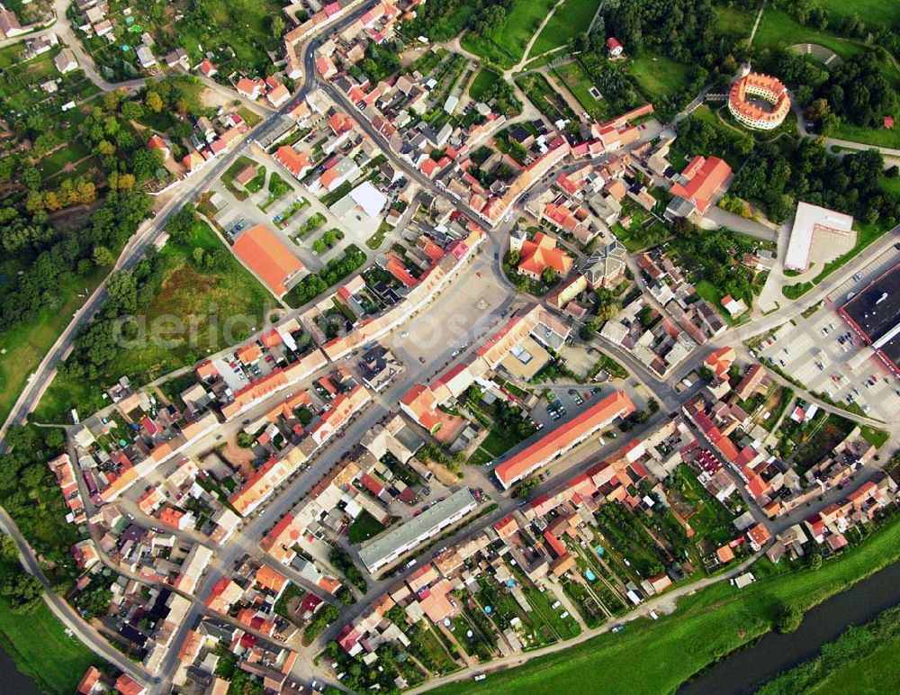 Jessen from above - 27.08.2005 Jessen; Jessen (Elster), die idyllisch gelegene Kleinstadt an der Schwarzen Elster, liegt im östlichen Teil des Bundeslandes Sachsen-Anhalt. Mit 313 km² ist Jessen (Elster) die flächenmäßig größte Stadt in Sachsen-Anhalt. Die Stadt besteht am 01.07.2004 aus 30 Stadtteilen. In diesem Jahr (2006) kann die Stadt Jessen (Elster) auf 648 Jahre Stadtrechte zurückblicken. Schloss Jessen ist seit 1999 Sitz der Stadtverwaltung.