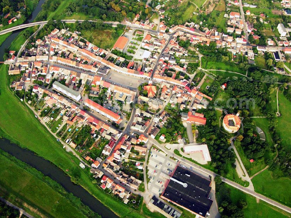 Aerial image Jessen - 27.08.2005 Jessen; Jessen (Elster), die idyllisch gelegene Kleinstadt an der Schwarzen Elster, liegt im östlichen Teil des Bundeslandes Sachsen-Anhalt. Mit 313 km² ist Jessen (Elster) die flächenmäßig größte Stadt in Sachsen-Anhalt. Die Stadt besteht am 01.07.2004 aus 30 Stadtteilen. In diesem Jahr (2006) kann die Stadt Jessen (Elster) auf 648 Jahre Stadtrechte zurückblicken. Schloss Jessen ist seit 1999 Sitz der Stadtverwaltung.