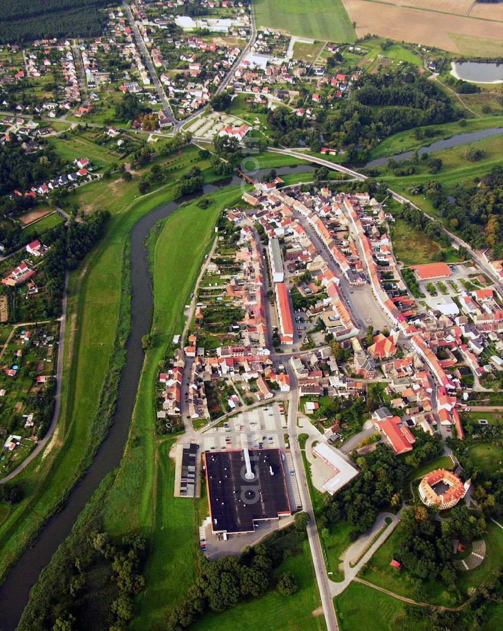 Jessen from above - 27.08.2005 Jessen; Jessen (Elster), die idyllisch gelegene Kleinstadt an der Schwarzen Elster, liegt im östlichen Teil des Bundeslandes Sachsen-Anhalt. Mit 313 km² ist Jessen (Elster) die flächenmäßig größte Stadt in Sachsen-Anhalt. Die Stadt besteht am 01.07.2004 aus 30 Stadtteilen. In diesem Jahr (2006) kann die Stadt Jessen (Elster) auf 648 Jahre Stadtrechte zurückblicken. Schloss Jessen ist seit 1999 Sitz der Stadtverwaltung.