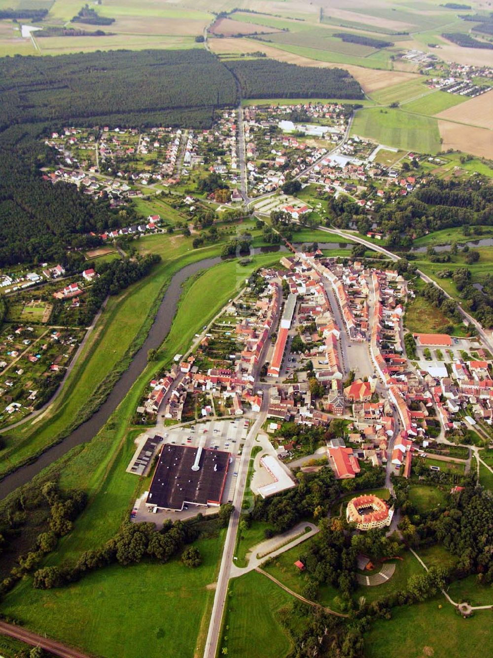 Jessen from the bird's eye view: 27.08.2005 Jessen; Jessen (Elster), die idyllisch gelegene Kleinstadt an der Schwarzen Elster, liegt im östlichen Teil des Bundeslandes Sachsen-Anhalt. Mit 313 km² ist Jessen (Elster) die flächenmäßig größte Stadt in Sachsen-Anhalt. Die Stadt besteht am 01.07.2004 aus 30 Stadtteilen. In diesem Jahr (2006) kann die Stadt Jessen (Elster) auf 648 Jahre Stadtrechte zurückblicken. Schloss Jessen ist seit 1999 Sitz der Stadtverwaltung.