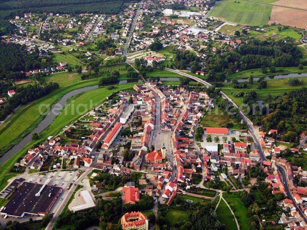 Aerial image Jessen - 27.08.2005 Jessen; Jessen (Elster), die idyllisch gelegene Kleinstadt an der Schwarzen Elster, liegt im östlichen Teil des Bundeslandes Sachsen-Anhalt. Mit 313 km² ist Jessen (Elster) die flächenmäßig größte Stadt in Sachsen-Anhalt. Die Stadt besteht am 01.07.2004 aus 30 Stadtteilen. In diesem Jahr (2006) kann die Stadt Jessen (Elster) auf 648 Jahre Stadtrechte zurückblicken. Schloss Jessen ist seit 1999 Sitz der Stadtverwaltung.