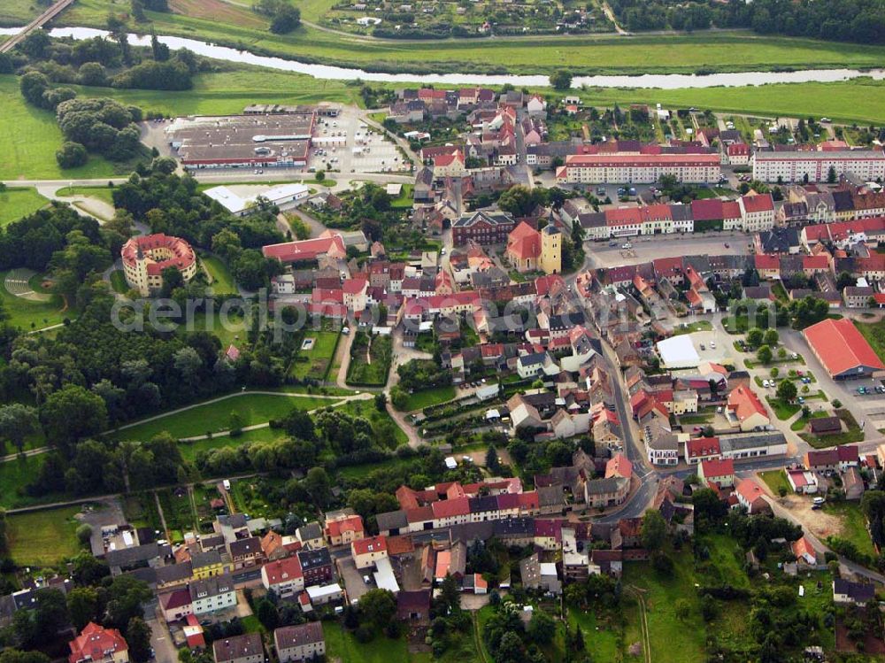 Aerial photograph Jessen - 27.08.2005 Jessen; Jessen (Elster), die idyllisch gelegene Kleinstadt an der Schwarzen Elster, liegt im östlichen Teil des Bundeslandes Sachsen-Anhalt. Mit 313 km² ist Jessen (Elster) die flächenmäßig größte Stadt in Sachsen-Anhalt. Die Stadt besteht am 01.07.2004 aus 30 Stadtteilen. In diesem Jahr (2006) kann die Stadt Jessen (Elster) auf 648 Jahre Stadtrechte zurückblicken. Schloss Jessen ist seit 1999 Sitz der Stadtverwaltung.