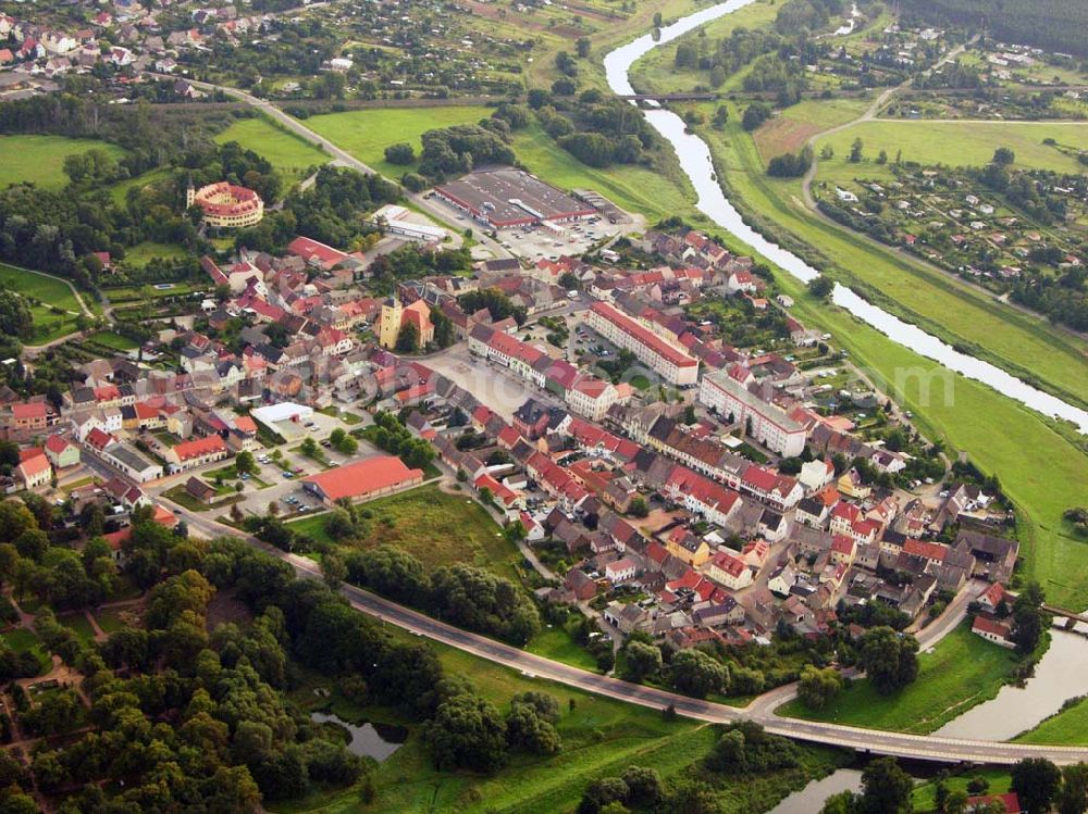 Jessen from above - 27.08.2005 Jessen; Jessen (Elster), die idyllisch gelegene Kleinstadt an der Schwarzen Elster, liegt im östlichen Teil des Bundeslandes Sachsen-Anhalt. Mit 313 km² ist Jessen (Elster) die flächenmäßig größte Stadt in Sachsen-Anhalt. Die Stadt besteht am 01.07.2004 aus 30 Stadtteilen. In diesem Jahr (2006) kann die Stadt Jessen (Elster) auf 648 Jahre Stadtrechte zurückblicken. Schloss Jessen ist seit 1999 Sitz der Stadtverwaltung.