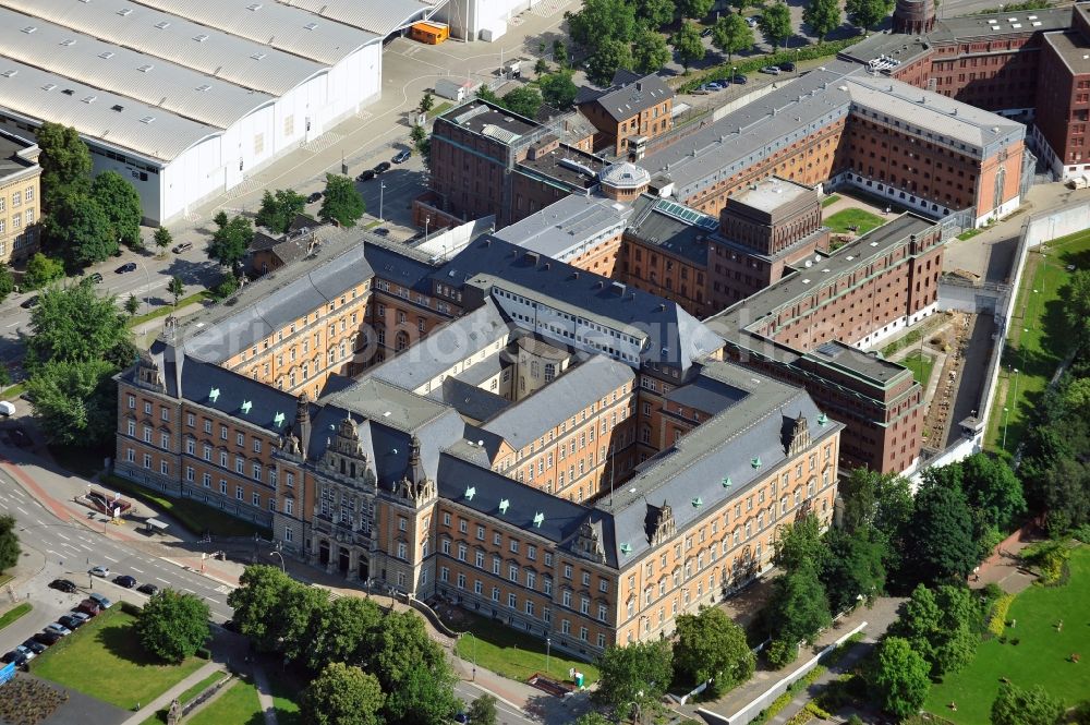 Aerial photograph Hamburg - View of the justice forum at Sievekingplatz in Hamburg, das von 1879 bis 1882 errichtet wurde. You can see the building of criminal justice of the trial court and district court Hamburg, which was constructed from 1879 to 1882