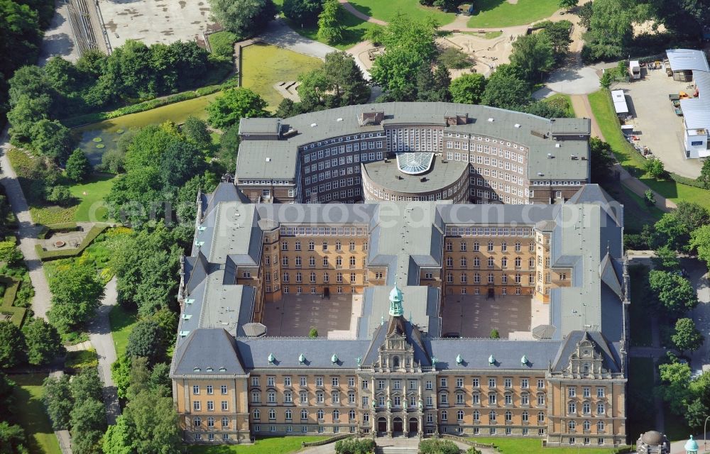 Hamburg from the bird's eye view: View of the justice forum at Sievekingplatz in Hamburg. You can see the building of civil justice of the trial court and district court Hamburg, which was constructed from 1898 to 1903