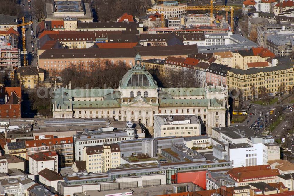 Aerial photograph München - , Blick auf den Justizpalast in München. Das Justizministerium und Landgericht München I, der sog. Justizpalast, ist ein neubarocker Monumentalbau mit anspruchsvoller Gliederung und Glas- kuppel. Erbaut wurde er zwischen 1891-97 von Friedrich von Thiersch. Justizpalast am Karlsplatz, Prielmayerstraße 7, 80335 München Tel.: (089)5597-01, E-mail: poststelle@stmj.bayern.de