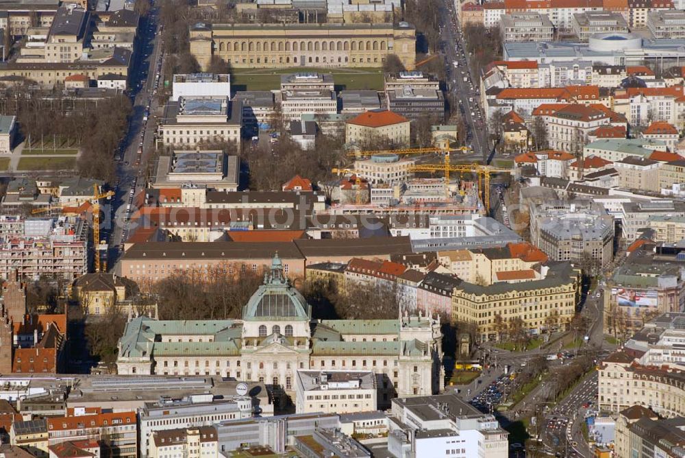 München from above - , Blick auf den Justizpalast in München. Das Justizministerium und Landgericht München I, der sog. Justizpalast, ist ein neubarocker Monumentalbau mit anspruchsvoller Gliederung und Glas- kuppel. Erbaut wurde er zwischen 1891-97 von Friedrich von Thiersch. Justizpalast am Karlsplatz, Prielmayerstraße 7, 80335 München Tel.: (089)5597-01, E-mail: poststelle@stmj.bayern.de