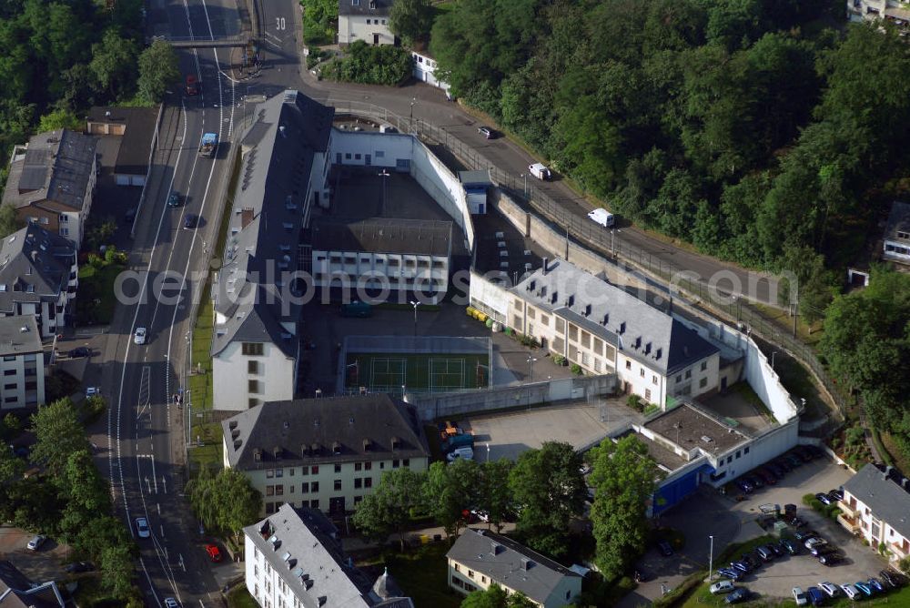 Aerial image KOBLENZ - Blick auf die Justizvollzugsanstalt Koblenz. Kontakt: Justizvollzugsanstalt Koblenz, Simmerner Straße 14a, 56075 Koblenz, Tel. 0261 9530-0, Fax 0261 9530-123, E-Mail Poststelle.JVAKO@Vollzug.jm.rlp.de,