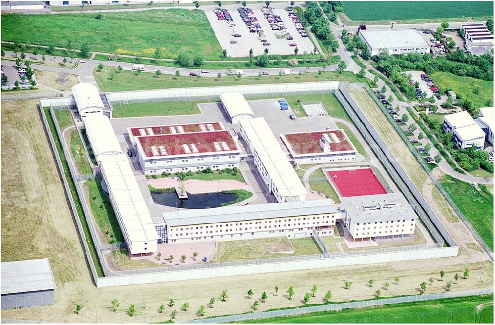 Aerial image Schwäbisch Hall - 27.05.2004 Blick auf die Justizvollzugsanstalt Schwäbisch-Hall. Das ummauerte Gelände der Anstalt des geschlossenen Vollzugs im Industriegebiet Stadtheide beträgt ca. 3,4 ha; hierzu kommen noch ca. 1,5 ha für die im Jahre 2000 errichtete Ballspielhalle und einen vorgesehenen Sportplatz außerhalb der derzeitigen Umfassungsmauer. Adresse: Kolpingstr. 1, 74523 Schwäbisch Hall Telefon: 0791 / 9565 - 0 Telefax: 0791 / 9565 - 205 E-Mail: poststelle@schwaebischhall.jva.bwl.de Achim Walder: