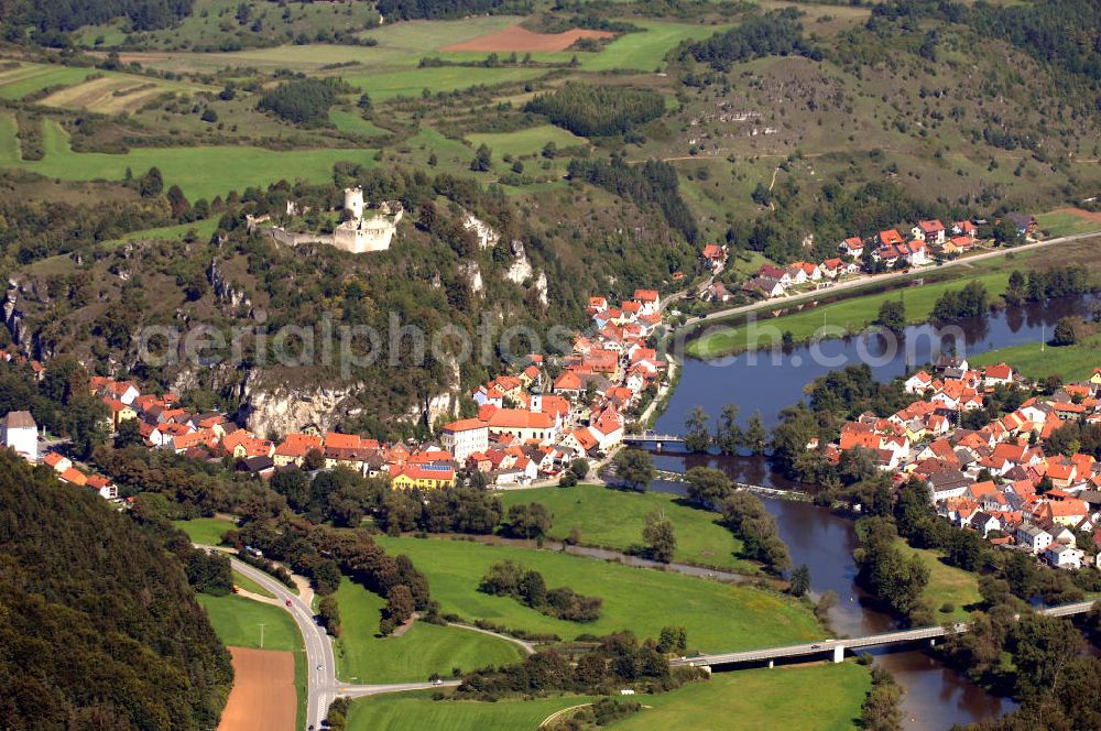 Kallmünz from above - Kallmünz ist ein Markt im Oberpfälzer Landkreis Regensburg und Sitz der Verwaltungsgemeinschaft Kallmünz. Auf einem Felsvorsprung befinden sich die Ruinen der Burgruine Kallmünz. Das malerische, mittelalterliche Ortsbild wird durch alte Häuser geprägt, die unter einem Felsvorsprung an den Burgfels gebaut sind. Homepage: http://