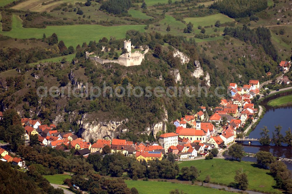 Kallmünz from the bird's eye view: Kallmünz ist ein Markt im Oberpfälzer Landkreis Regensburg und Sitz der Verwaltungsgemeinschaft Kallmünz. Auf einem Felsvorsprung befinden sich die Ruinen der Burgruine Kallmünz. Das malerische, mittelalterliche Ortsbild wird durch alte Häuser geprägt, die unter einem Felsvorsprung an den Burgfels gebaut sind. Homepage: http://