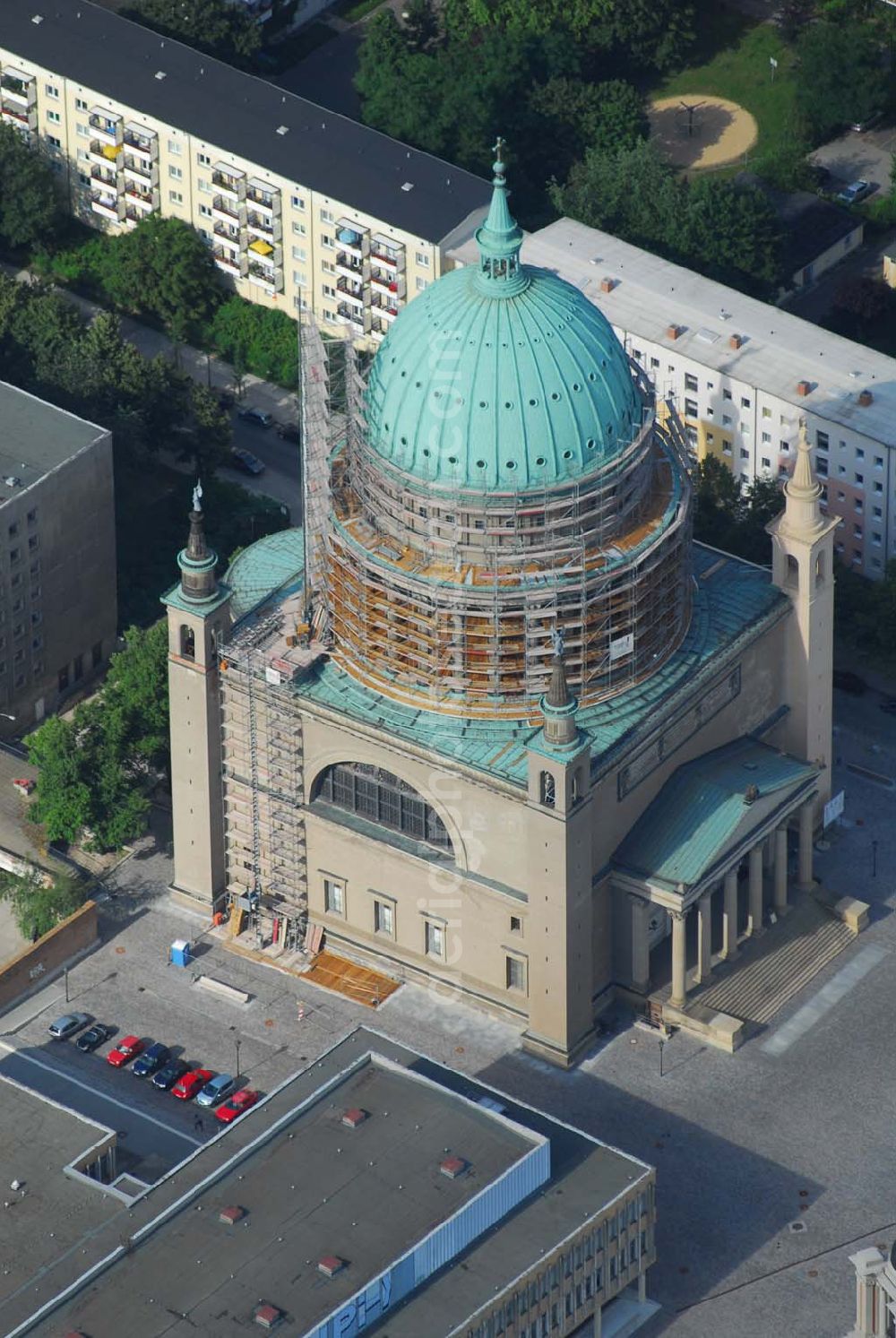 Potsdam from above - Blick auf von Karl Friedrich Schinkel entworfene, eingerüstete Nikolaikirche am Alten Markt in Potsdam. Hier finden auch Aufführungen, Ausstellungen und Vorträge statt. (Kontakt: Evangelische St. Nikolai-Kirchengemeinde, Am Alten Markt, 14467 Potsdam, Telefon: 03 31 / 270 86 02, Fax: 03 31 / 23 70 00 66, E-Mail: info@NikolaiPotsdam.de, Presse@NikolaiPotsdam.de,