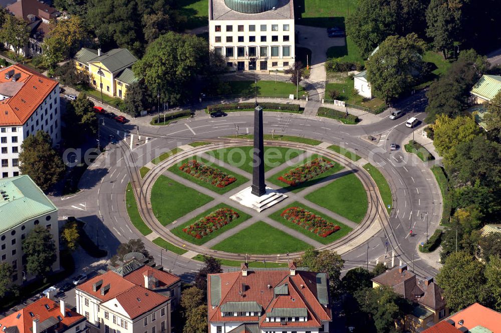 Aerial image München - Der Karolinenplatz ist ein öffentlicher Platz im Münchner Stadtteil Maxvorstadt. Er ist der erste Platz in München, der das Motiv des Strahlenplatzes aufgreift.