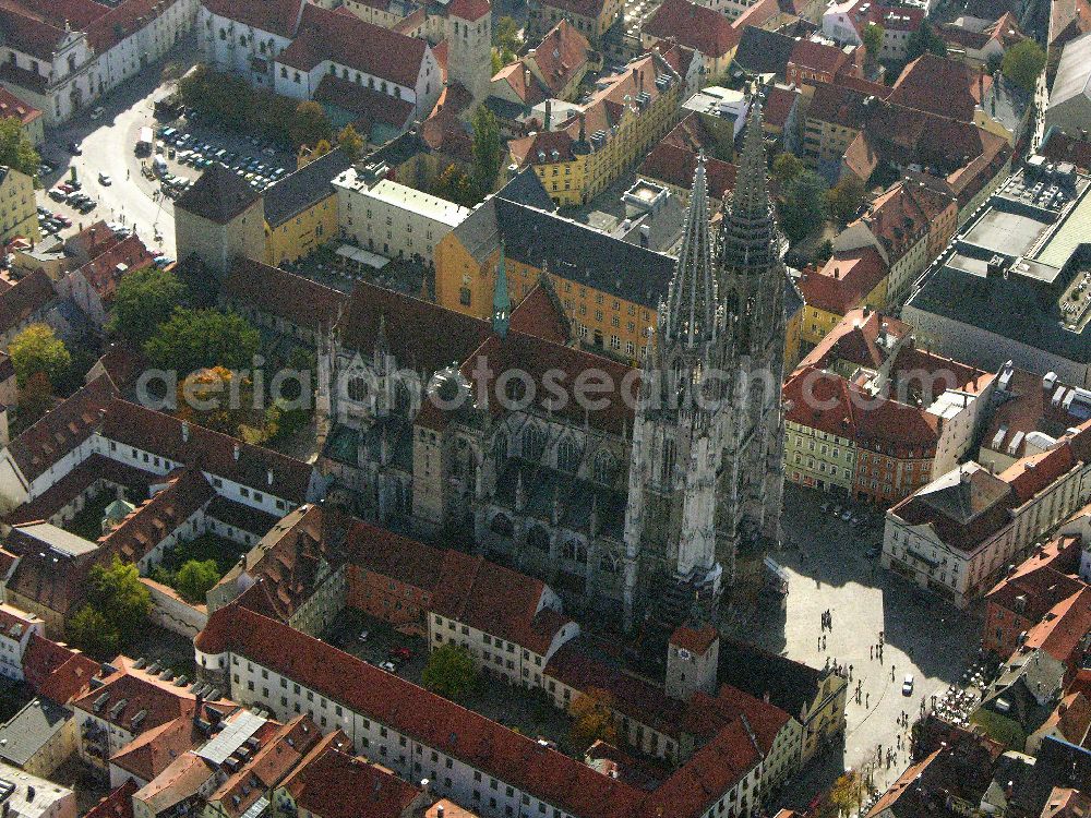 Regensburg ( Bayern ) from above - Die Kathedrale St. Peter ist das geistliche Herz des Bistums. Sie ist der weit sichtbare Mittelpunkt der Stadt Regensburg und ein überragendes Zeugnis der Gotik in Bayern. Bischöfliches Ordinariat Regensburg; Niedermünstergasse 1; 93047 Regensburg; Telefon: 0941/597-01; Fax: 0941/597-1055; E-Mail: info@bistum-regensburg.de;