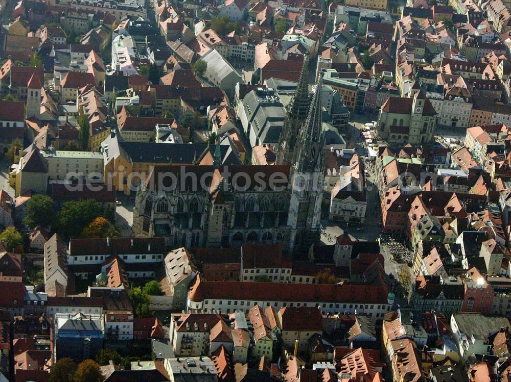 Regensburg ( Bayern ) from the bird's eye view: Die Kathedrale St. Peter ist das geistliche Herz des Bistums. Sie ist der weit sichtbare Mittelpunkt der Stadt Regensburg und ein überragendes Zeugnis der Gotik in Bayern. Bischöfliches Ordinariat Regensburg; Niedermünstergasse 1; 93047 Regensburg; Telefon: 0941/597-01; Fax: 0941/597-1055; E-Mail: info@bistum-regensburg.de;