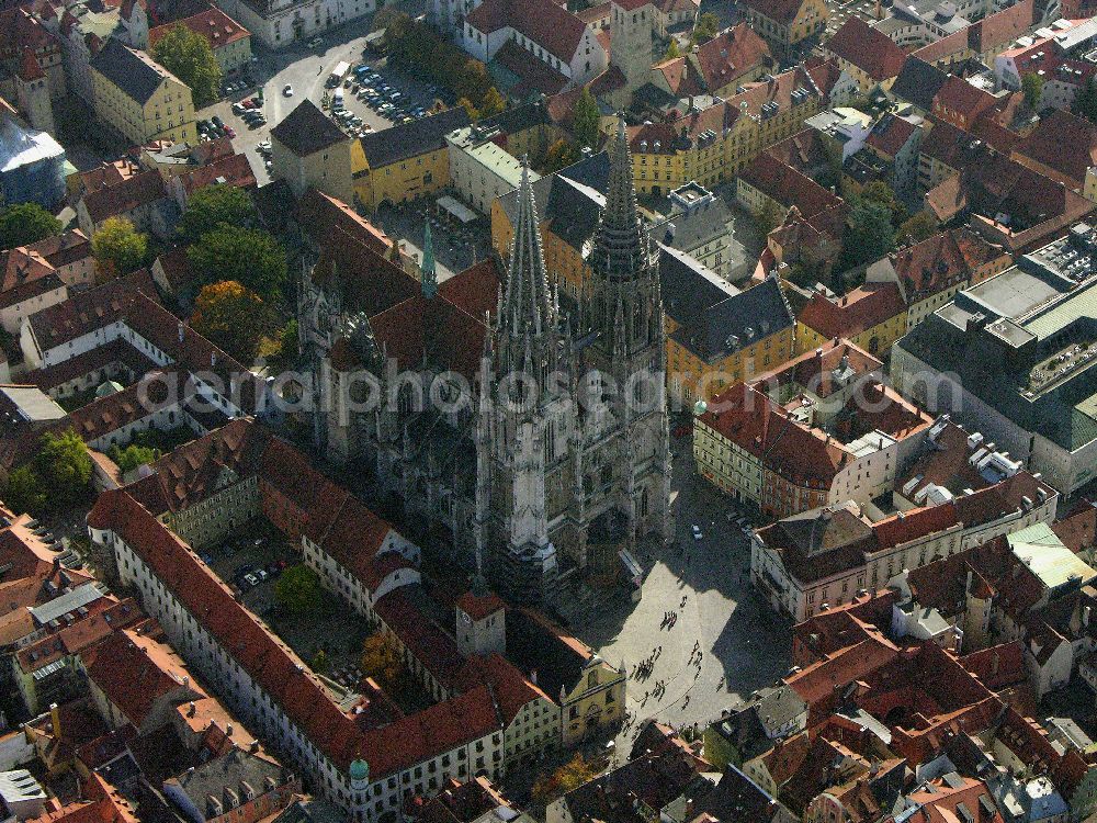 Aerial image Regensburg ( Bayern ) - Die Kathedrale St. Peter ist das geistliche Herz des Bistums. Sie ist der weit sichtbare Mittelpunkt der Stadt Regensburg und ein überragendes Zeugnis der Gotik in Bayern. Bischöfliches Ordinariat Regensburg; Niedermünstergasse 1; 93047 Regensburg; Telefon: 0941/597-01; Fax: 0941/597-1055; E-Mail: info@bistum-regensburg.de;