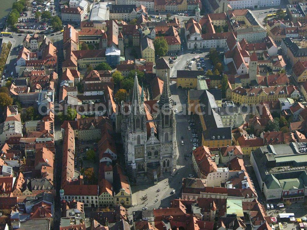 Aerial photograph Regensburg ( Bayern ) - Die Kathedrale St. Peter ist das geistliche Herz des Bistums. Sie ist der weit sichtbare Mittelpunkt der Stadt Regensburg und ein überragendes Zeugnis der Gotik in Bayern. Bischöfliches Ordinariat Regensburg; Niedermünstergasse 1; 93047 Regensburg; Telefon: 0941/597-01; Fax: 0941/597-1055; E-Mail: info@bistum-regensburg.de;