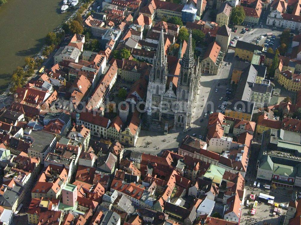 Regensburg ( Bayern ) from above - Die Kathedrale St. Peter ist das geistliche Herz des Bistums. Sie ist der weit sichtbare Mittelpunkt der Stadt Regensburg und ein überragendes Zeugnis der Gotik in Bayern. Bischöfliches Ordinariat Regensburg; Niedermünstergasse 1; 93047 Regensburg; Telefon: 0941/597-01; Fax: 0941/597-1055; E-Mail: info@bistum-regensburg.de;