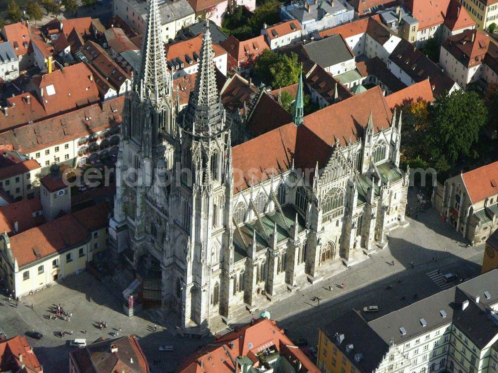 Aerial image Regensburg ( Bayern ) - Die Kathedrale St. Peter ist das geistliche Herz des Bistums. Sie ist der weit sichtbare Mittelpunkt der Stadt Regensburg und ein überragendes Zeugnis der Gotik in Bayern. Bischöfliches Ordinariat Regensburg; Niedermünstergasse 1; 93047 Regensburg; Telefon: 0941/597-01; Fax: 0941/597-1055; E-Mail: info@bistum-regensburg.de;