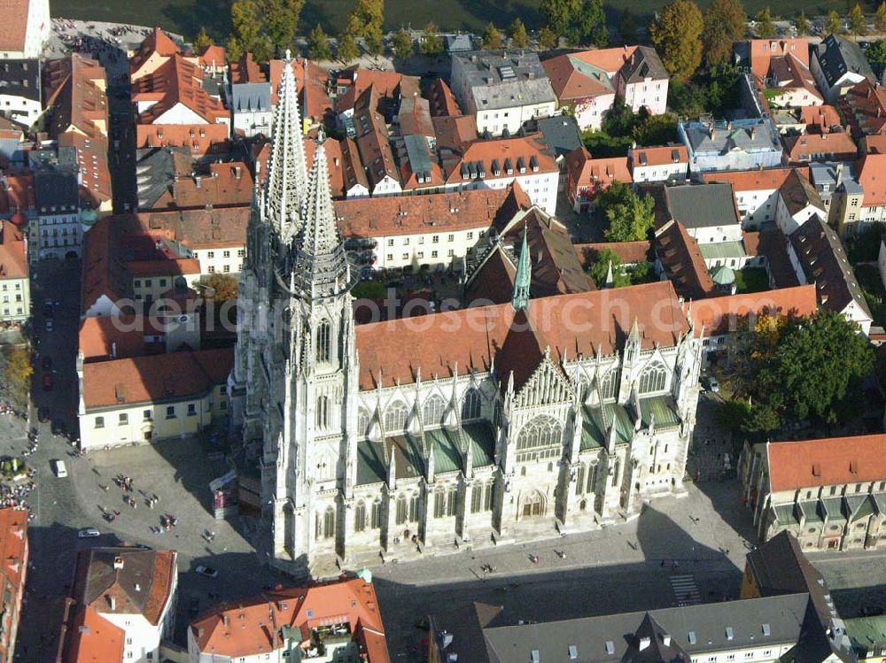 Aerial photograph Regensburg ( Bayern ) - Die Kathedrale St. Peter ist das geistliche Herz des Bistums. Sie ist der weit sichtbare Mittelpunkt der Stadt Regensburg und ein überragendes Zeugnis der Gotik in Bayern. Bischöfliches Ordinariat Regensburg; Niedermünstergasse 1; 93047 Regensburg; Telefon: 0941/597-01; Fax: 0941/597-1055; E-Mail: info@bistum-regensburg.de;