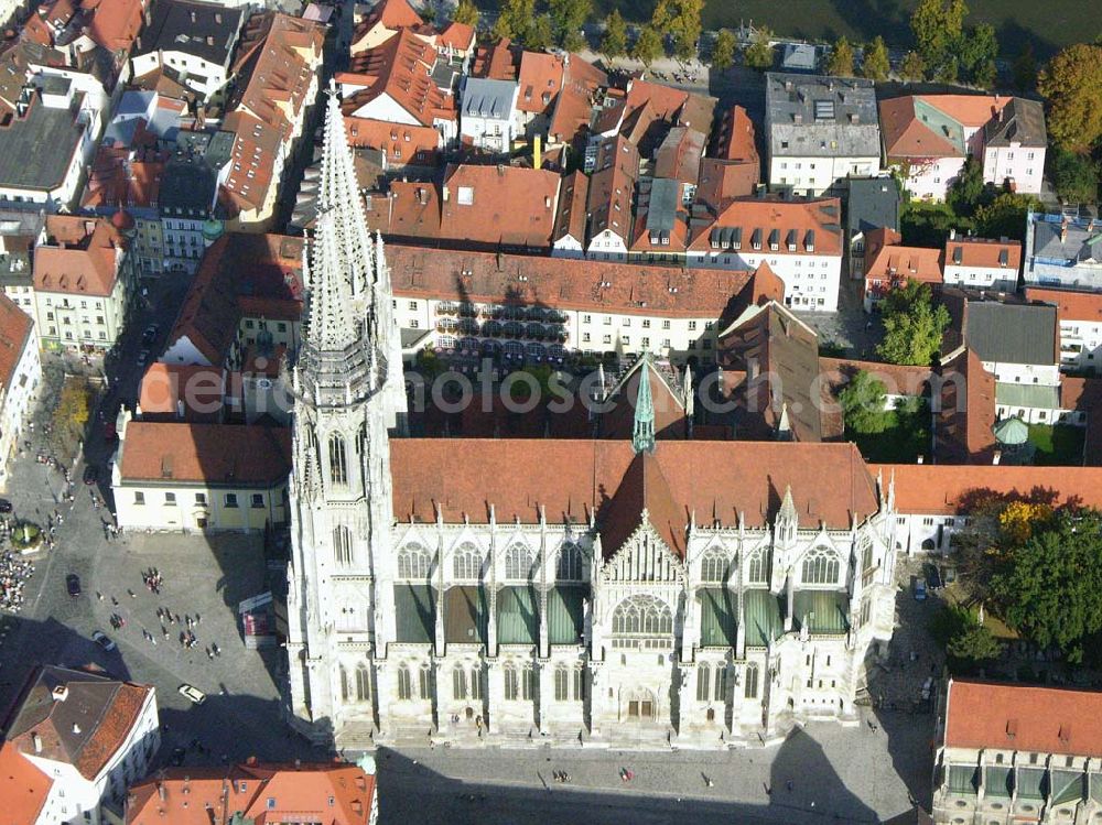 Regensburg ( Bayern ) from above - Die Kathedrale St. Peter ist das geistliche Herz des Bistums. Sie ist der weit sichtbare Mittelpunkt der Stadt Regensburg und ein überragendes Zeugnis der Gotik in Bayern. Bischöfliches Ordinariat Regensburg; Niedermünstergasse 1; 93047 Regensburg; Telefon: 0941/597-01; Fax: 0941/597-1055; E-Mail: info@bistum-regensburg.de;