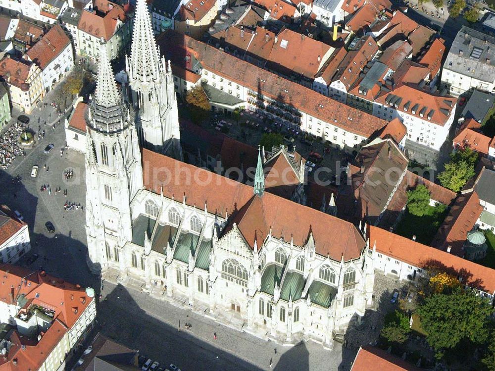 Regensburg ( Bayern ) from the bird's eye view: Die Kathedrale St. Peter ist das geistliche Herz des Bistums. Sie ist der weit sichtbare Mittelpunkt der Stadt Regensburg und ein überragendes Zeugnis der Gotik in Bayern. Bischöfliches Ordinariat Regensburg; Niedermünstergasse 1; 93047 Regensburg; Telefon: 0941/597-01; Fax: 0941/597-1055; E-Mail: info@bistum-regensburg.de;