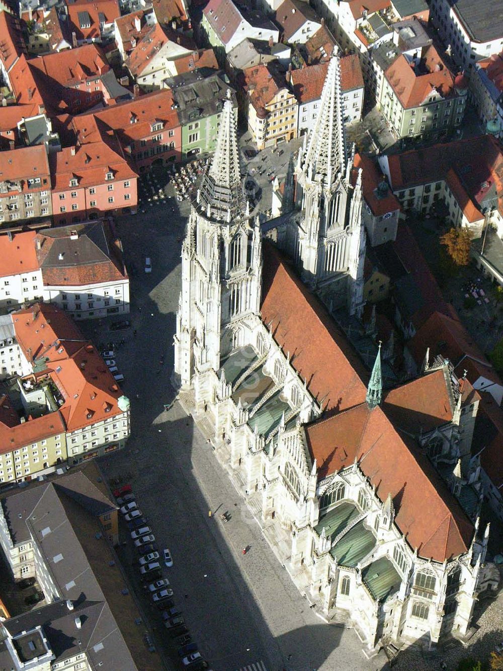 Aerial image Regensburg ( Bayern ) - Die Kathedrale St. Peter ist das geistliche Herz des Bistums. Sie ist der weit sichtbare Mittelpunkt der Stadt Regensburg und ein überragendes Zeugnis der Gotik in Bayern. Bischöfliches Ordinariat Regensburg; Niedermünstergasse 1; 93047 Regensburg; Telefon: 0941/597-01; Fax: 0941/597-1055; E-Mail: info@bistum-regensburg.de;