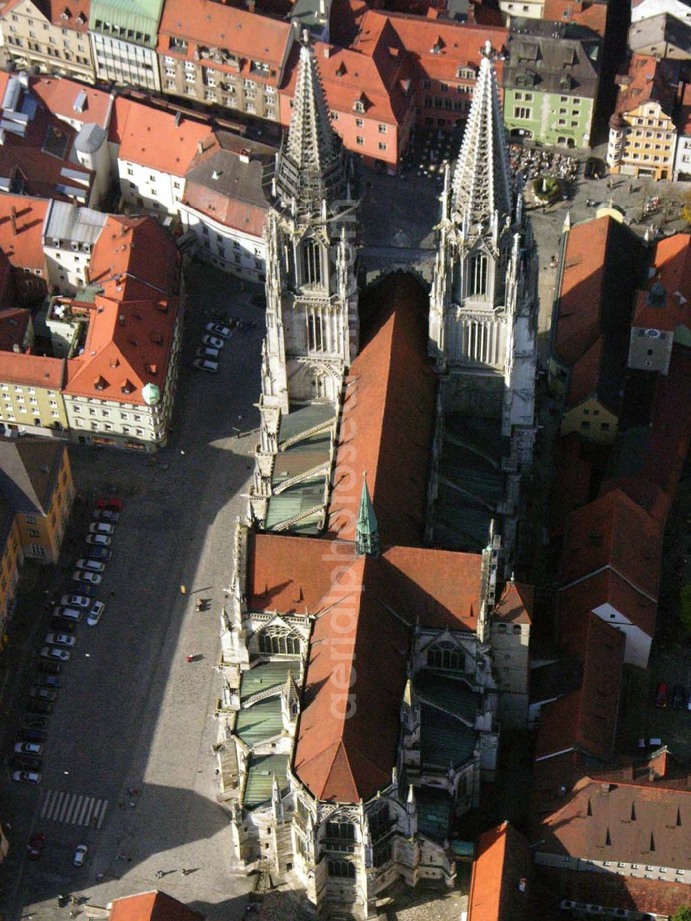 Aerial photograph Regensburg ( Bayern ) - Die Kathedrale St. Peter ist das geistliche Herz des Bistums. Sie ist der weit sichtbare Mittelpunkt der Stadt Regensburg und ein überragendes Zeugnis der Gotik in Bayern. Bischöfliches Ordinariat Regensburg; Niedermünstergasse 1; 93047 Regensburg; Telefon: 0941/597-01; Fax: 0941/597-1055; E-Mail: info@bistum-regensburg.de;