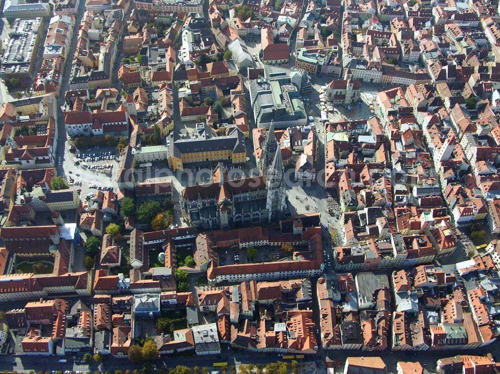 Regensburg ( Bayern ) from above - Die Kathedrale St. Peter ist das geistliche Herz des Bistums. Sie ist der weit sichtbare Mittelpunkt der Stadt Regensburg und ein überragendes Zeugnis der Gotik in Bayern. Bischöfliches Ordinariat Regensburg; Niedermünstergasse 1; 93047 Regensburg; Telefon: 0941/597-01; Fax: 0941/597-1055; E-Mail: info@bistum-regensburg.de;