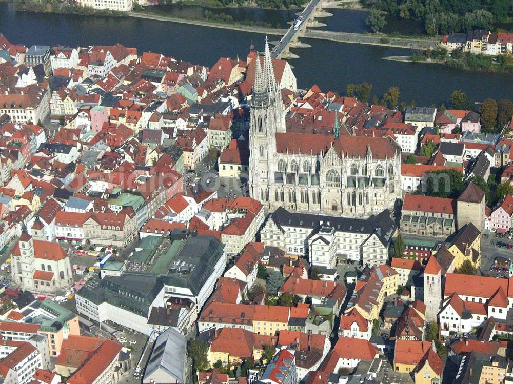 Regensburg ( Bayern ) from the bird's eye view: Die Kathedrale St. Peter ist das geistliche Herz des Bistums. Sie ist der weit sichtbare Mittelpunkt der Stadt Regensburg und ein überragendes Zeugnis der Gotik in Bayern. Bischöfliches Ordinariat Regensburg; Niedermünstergasse 1; 93047 Regensburg; Telefon: 0941/597-01; Fax: 0941/597-1055; E-Mail: info@bistum-regensburg.de;