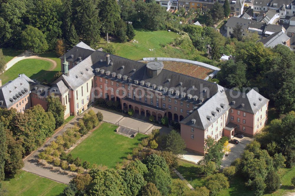 Trier from above - Blick auf die Katholische Akademie im Robert-Schumann Haus in Trier. Sie besteht bereits seit 1968 und bietet Seminare zu aktuellen politischen und gesellschaftlichen Fragen, Foren zu Zielen und Wegen des kirchlichen Handelns heutzutage, aber auch Vernissagen, sowie Kultur- und Musiktage an. Kontakt: Katholische Akademie Trier, Postfach 2320 54213 Trier oder Auf der Jüngt 1 54293 Trier, Tel. +49(0)651 8105 0, Fax +49(0)651 8105 434, Email: katholische_akademie_trier@t-online.de