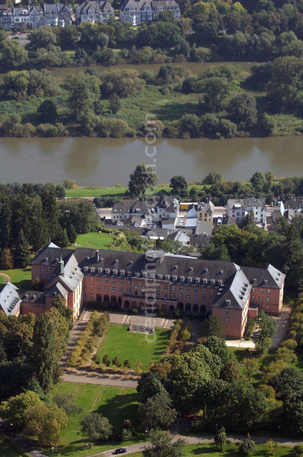 Trier from the bird's eye view: Blick auf die Katholische Akademie im Robert-Schumann Haus in Trier. Sie besteht bereits seit 1968 und bietet Seminare zu aktuellen politischen und gesellschaftlichen Fragen, Foren zu Zielen und Wegen des kirchlichen Handelns heutzutage, aber auch Vernissagen, sowie Kultur- und Musiktage an. Kontakt: Katholische Akademie Trier, Postfach 2320 54213 Trier oder Auf der Jüngt 1 54293 Trier, Tel. +49(0)651 8105 0, Fax +49(0)651 8105 434, Email: katholische_akademie_trier@t-online.de