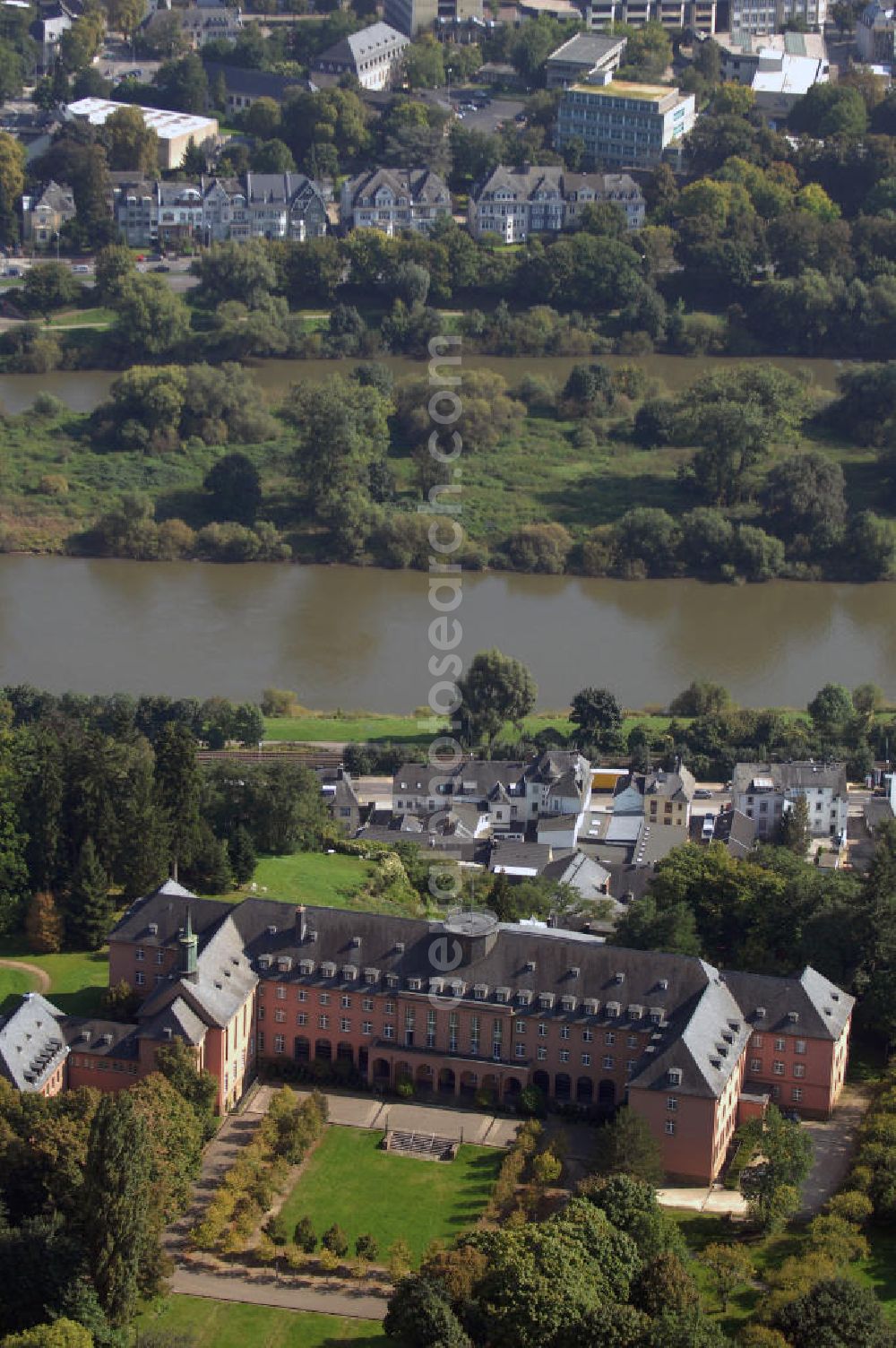 Aerial image Trier - Blick auf die Katholische Akademie im Robert-Schumann Haus in Trier. Sie besteht bereits seit 1968 und bietet Seminare zu aktuellen politischen und gesellschaftlichen Fragen, Foren zu Zielen und Wegen des kirchlichen Handelns heutzutage, aber auch Vernissagen, sowie Kultur- und Musiktage an. Kontakt: Katholische Akademie Trier, Postfach 2320 54213 Trier oder Auf der Jüngt 1 54293 Trier, Tel. +49(0)651 8105 0, Fax +49(0)651 8105 434, Email: katholische_akademie_trier@t-online.de