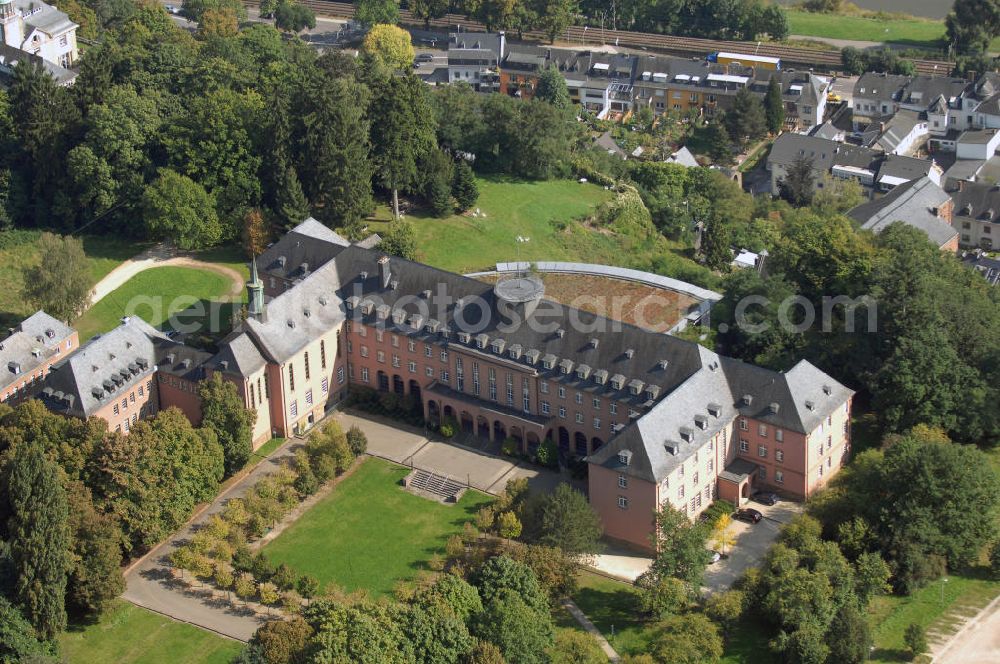 Trier from above - Blick auf die Katholische Akademie im Robert-Schumann Haus in Trier. Sie besteht bereits seit 1968 und bietet Seminare zu aktuellen politischen und gesellschaftlichen Fragen, Foren zu Zielen und Wegen des kirchlichen Handelns heutzutage, aber auch Vernissagen, sowie Kultur- und Musiktage an. Kontakt: Katholische Akademie Trier, Postfach 2320 54213 Trier oder Auf der Jüngt 1 54293 Trier, Tel. +49(0)651 8105 0, Fax +49(0)651 8105 434, Email: katholische_akademie_trier@t-online.de