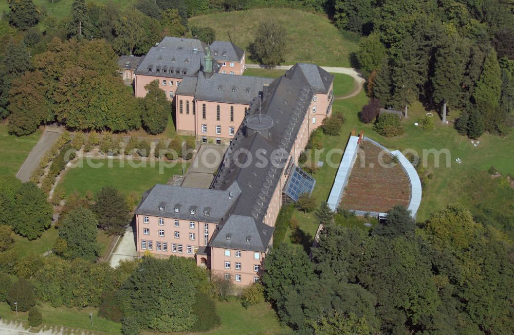 Trier from the bird's eye view: Blick auf die Katholische Akademie im Robert-Schumann Haus in Trier. Sie besteht bereits seit 1968 und bietet Seminare zu aktuellen politischen und gesellschaftlichen Fragen, Foren zu Zielen und Wegen des kirchlichen Handelns heutzutage, aber auch Vernissagen, sowie Kultur- und Musiktage an. Kontakt: Katholische Akademie Trier, Postfach 2320 54213 Trier oder Auf der Jüngt 1 54293 Trier, Tel. +49(0)651 8105 0, Fax +49(0)651 8105 434, Email: katholische_akademie_trier@t-online.de