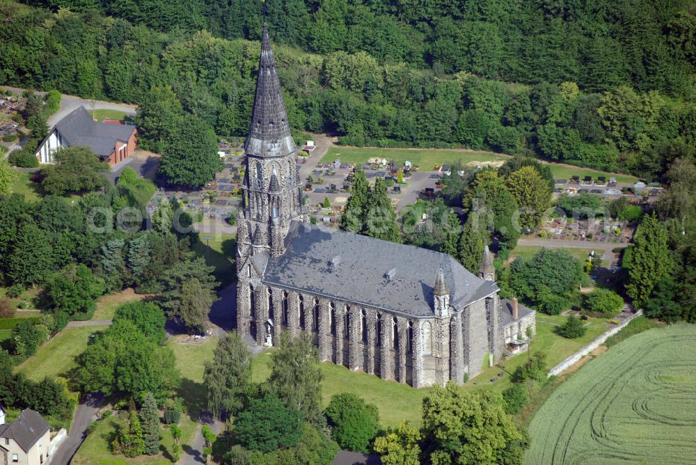 KOBLENZ from above - Blick auf die Katholische Pfarrkirche St. Mauritius mit Friedhof in Koblenz Rübenach. Die Pfarrkirche wurde 1866 erbaut und ist mit ihren 70 Meter hohen steinernen Kirchturm das Wahrzeichen von Rübenach. Kontakt: Kath. Pfarrgemeinde, Mauritiusstr. 59, 56072 Koblenz, Tel. 0261 24215,