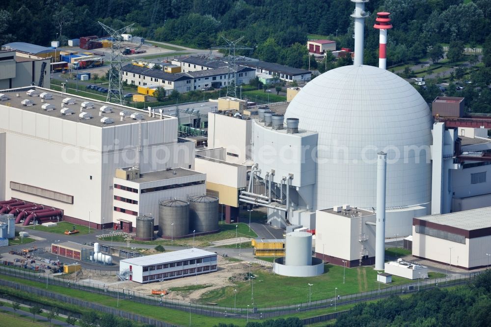 Brokdorf from the bird's eye view: View of the nuclear power plant Brokdorf near the homonymous small town in Schleswig-Holstein. It was commissioned in October 1986 by the former owners Preussen Elektra and HEW. Since 2010, the plant belongs to E.ON (80%) and Vattenfall (20%). The final shutdown of the plant is scheduled not later than 2021