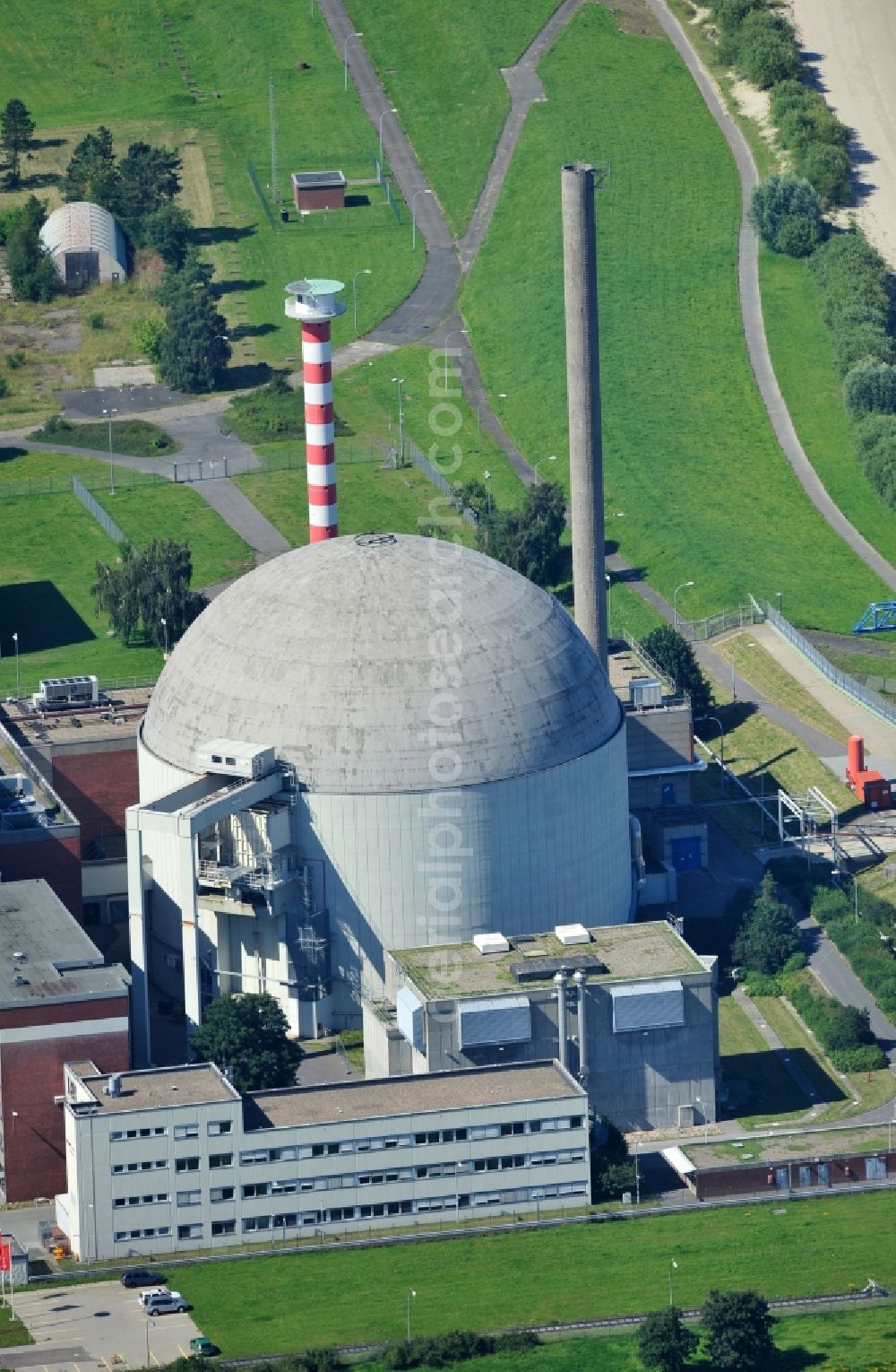 Aerial photograph Stade - View the nuclear power plant Stade in the honomynous city in Lower Saxony. The plant was operated from 1972 to 2003 near the water mouth at the Elbe. It is the first decommissioned nuclear power plant in Germany since the nuclear phaseout and is currently under demolition. It was equipped with a pressurized water reactor and owned by E.ON (66.7%) and Vattenfall (33.3%)