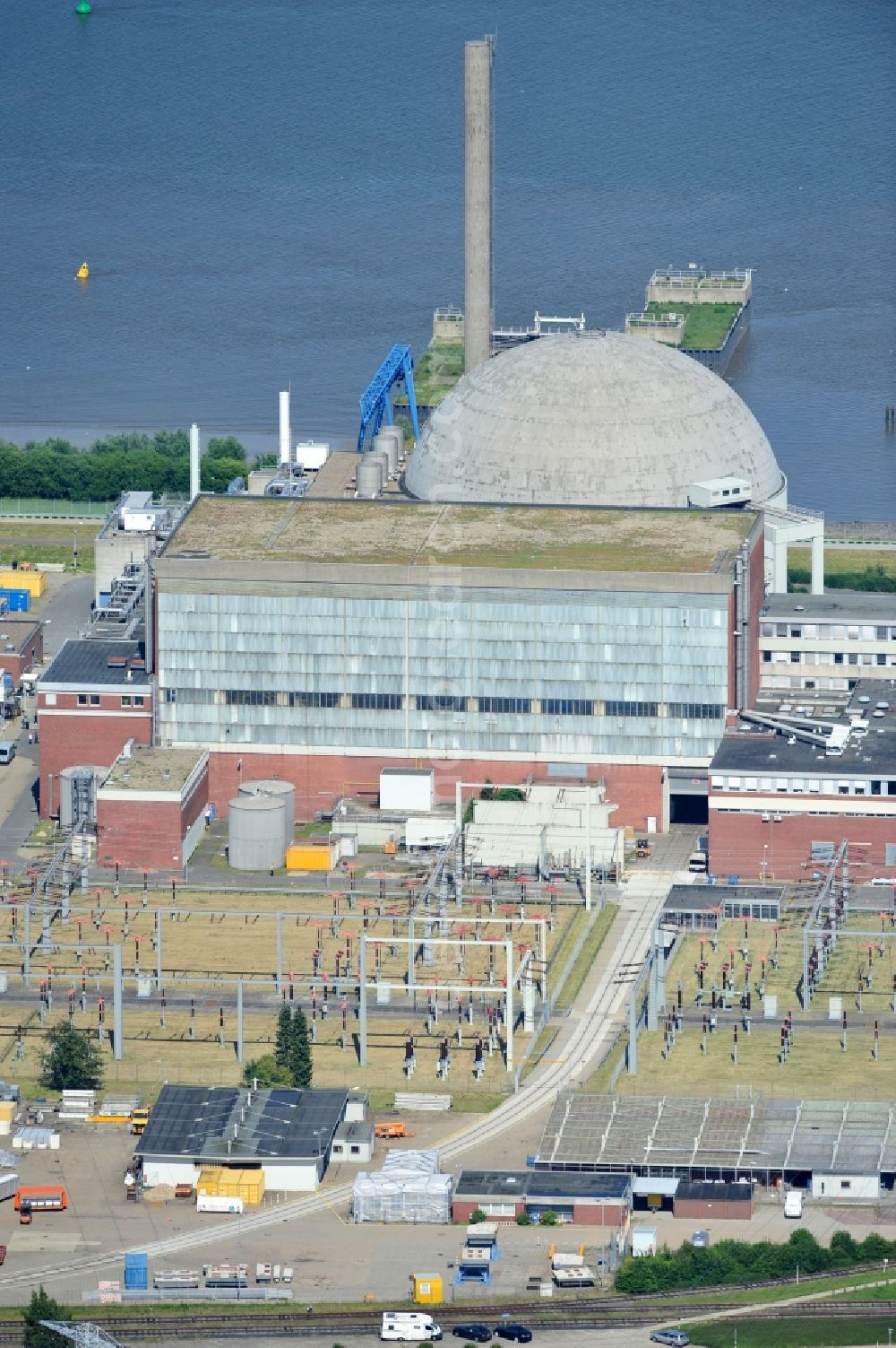 Stade from the bird's eye view: View the nuclear power plant Stade in the honomynous city in Lower Saxony. The plant was operated from 1972 to 2003 near the water mouth at the Elbe. It is the first decommissioned nuclear power plant in Germany since the nuclear phaseout and is currently under demolition. It was equipped with a pressurized water reactor and owned by E.ON (66.7%) and Vattenfall (33.3%)