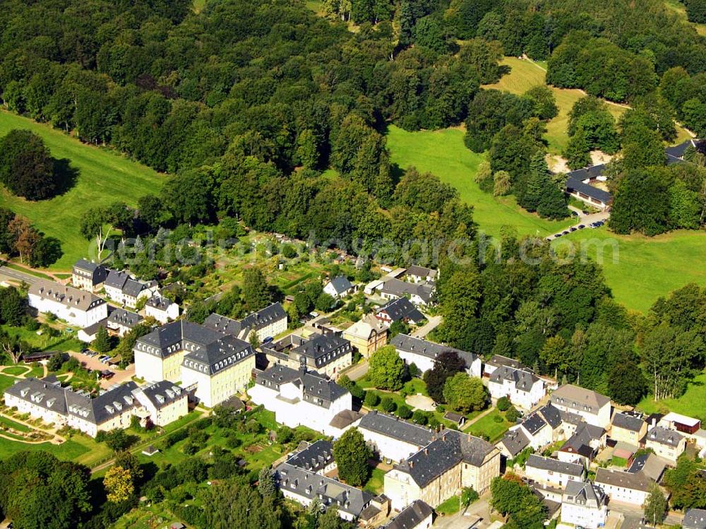 Aerial image Ebersdorf - 27.08.2005 Ebersdorf; Blick auf das Kinderheim Sonnenschein in Ebersdorf / Thüringen. Heute ein Rüstzeitenheim. Adresse: Rüstzeitenheim Sonnenschein Lobensteiner Str. 13, 07929 Saalburg-Ebersdorf, Telefonisch: 036651-87142 Fax: 036651-385795, E-Mail: rzs@ebu.de