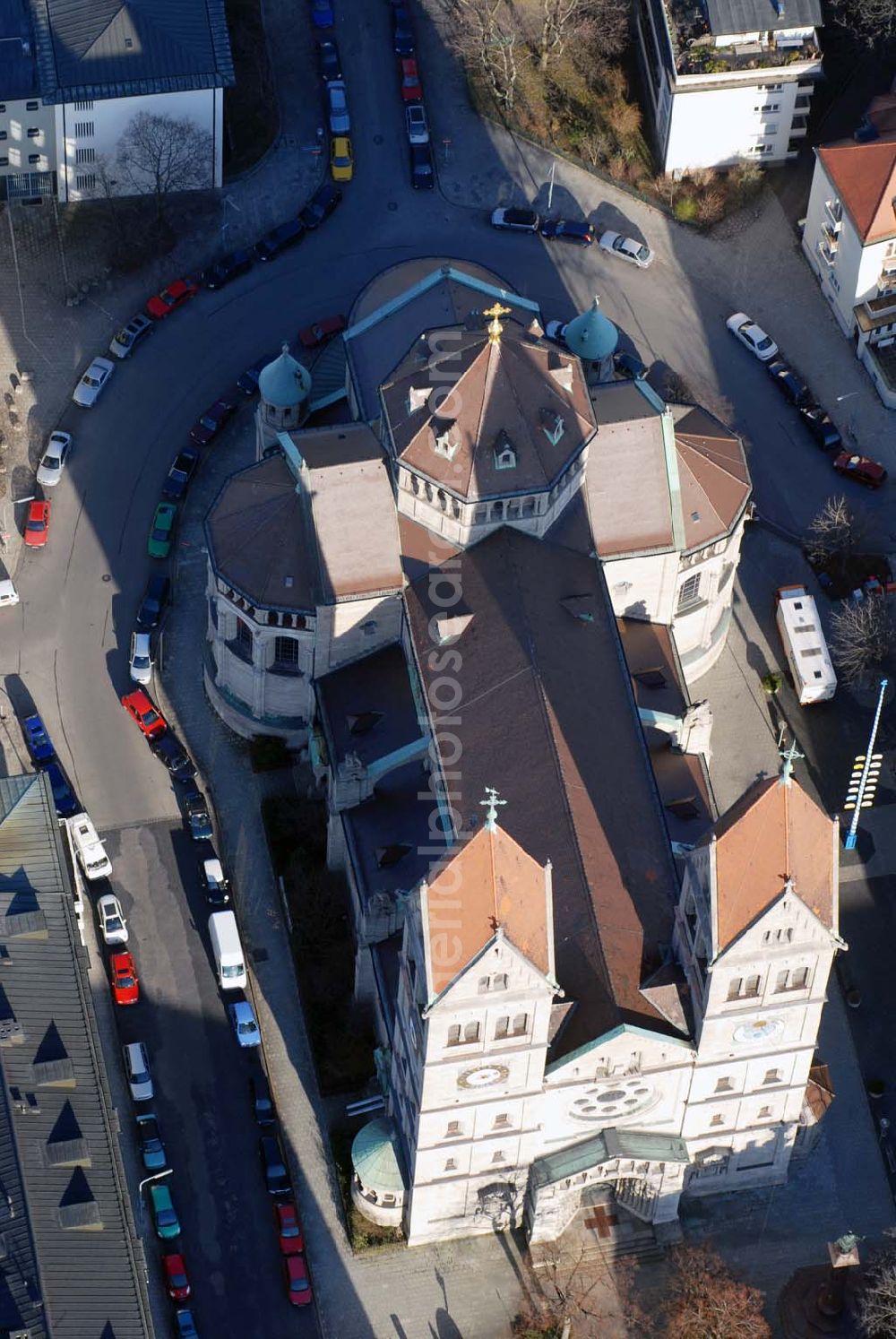 Aerial image München - , Blick auf die Kirche St. Benno. Die katholische Pfarrkirche (1888-1895) in der Maxvorstadt zählt zu den überzeugendsten neoromanischen Sakralbauten des 19. Jahrhunderts. Katholische Kirchenstiftung St. Benno, Pfarrer Ludwig Sperrer, Loristr. 21, 80335 München, Tel: 0 89/ 12 11 49-0, Fax: 0 89/ 1 29 00 23, E-mail: st-benno.muenchen@erzbistum-muenchen.de