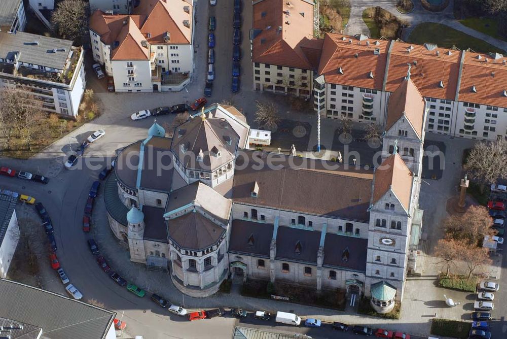 München from above - , Blick auf die Kirche St. Benno. Die katholische Pfarrkirche (1888-1895) in der Maxvorstadt zählt zu den überzeugendsten neoromanischen Sakralbauten des 19. Jahrhunderts. Katholische Kirchenstiftung St. Benno, Pfarrer Ludwig Sperrer, Loristr. 21, 80335 München, Tel: 0 89/ 12 11 49-0, Fax: 0 89/ 1 29 00 23, E-mail: st-benno.muenchen@erzbistum-muenchen.de