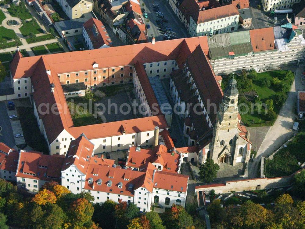 Aerial image Amberg / Bayern - Die gotische Kirche St. Georg stammt aus der zweiten Hälfte des 14. Jahrhunderts.Im 17. und Anfang des 18. Jahrhunderts wurden das Gotteshaus mit prachtvollem barocken und strahlendem Rokoko Elemente ausgestattet. St. Georg; Malteserplatz; 92224 Amberg